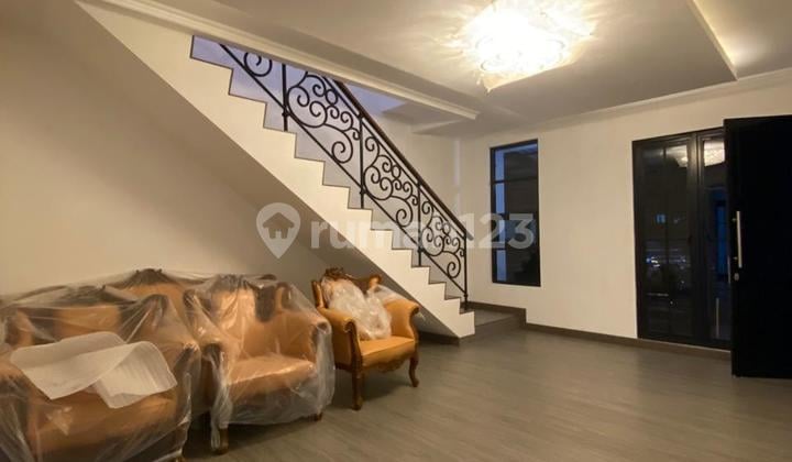 RUMAH CANTIK DI GADING SERPONG SIAP HUNI ADA RUANGAN OLAHRAGA