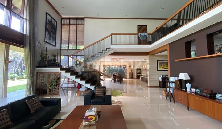 Rumah Luxury Mewah, Modern 3 Lantai Di Setraduta