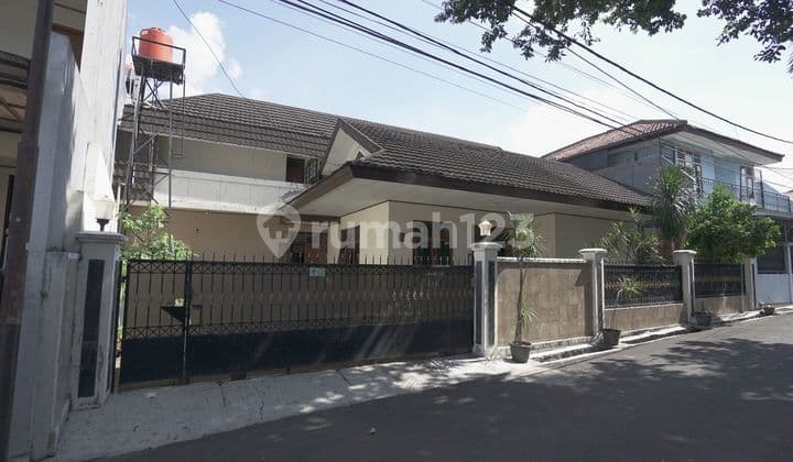 House in Tebet Wide Road 2 Cars in Front of the Park Rarely Available