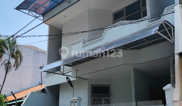 Rumah 2 Lantai Siap Huni di Tomang