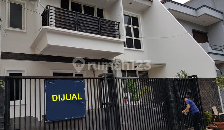 Rumah 2 Lt Bagus Semi Furnished di Tomang,jakarta Barat