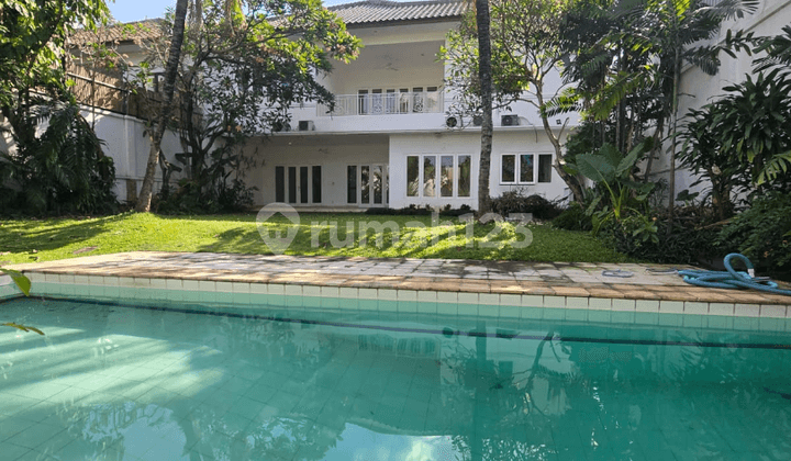 Rumah di Kemang, Jakarta Selatan kompleks jalan lebar