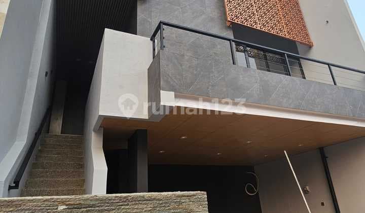 Rumah 3 Lantai SHM di Jalan Permata Hijau, Jakarta Selatan