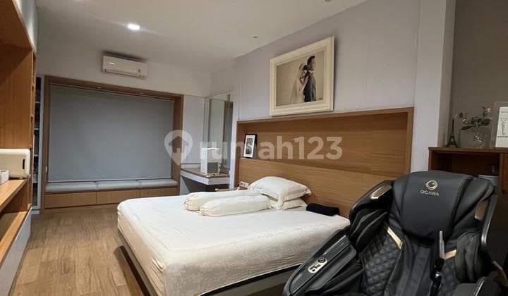 Turun Harga! Rumah Hook Mewah Furnished di Green Lake City