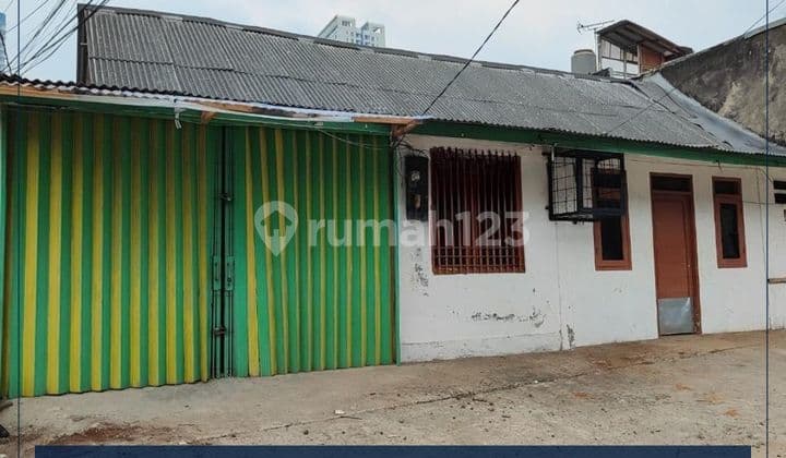 Quick Sale - Business-Usable House in a Highly Strategic Location, Two-Car Road Row & Eligible for KPR in Tanjung Duren, West Jakarta