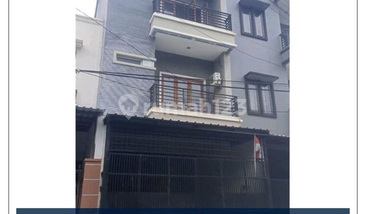 Quick Sale - Move-in Ready Home in a Very Strategic Location, 2-Car Road Row & KPR Available in Tanjung Duren, West Jakarta.