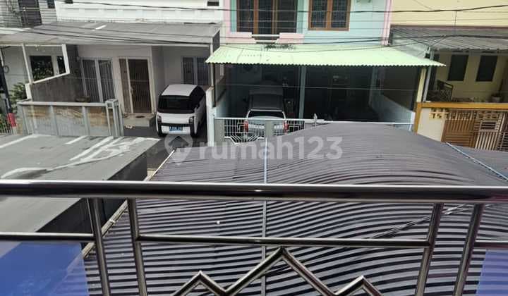 Disewakan! Hunian Cerah Renovated 2 ½ Lantai di Kelapa Hibrida