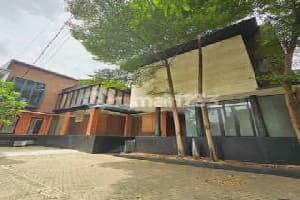 Rumah Minimalist Tropisdi Area Kebayoran Lama, Jakarta Selatan