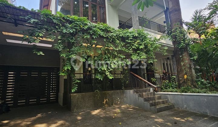 Rumah Modern Tropis di Kebayoran Baru,Dekat Area Blok M, Jakarta Selatan