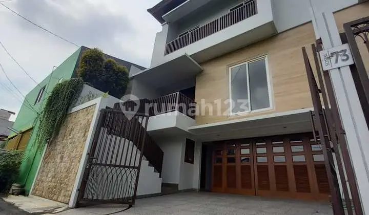 Rumah Modern Tropis Di Ampera, Jakarta Selatan
