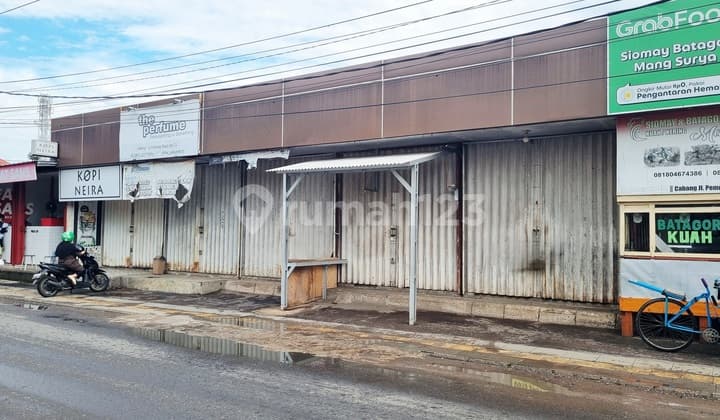 Ruang usaha dekat Rumah Sakit Umum di Cirebon Kota, Cirebon.