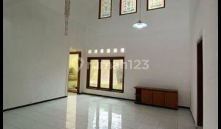 Rumah luas tengah kota Semarang atas siap pakai dekat tol dekat kampus Undip disewakan di Bukit Sari Semarang Selatan