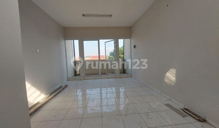 Good Strategic Shop House in the Center of Semarang City, Bustling City Center Near Tugu Muda, Close to Jl Raya Siliwangi Pamularsih, For Rent in Puspowarno, West Semarang.