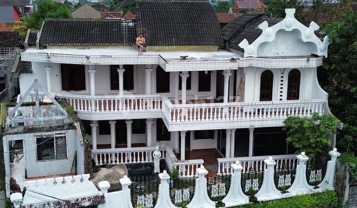 Semi-European Style House Near Malioboro Suitable for Homestay