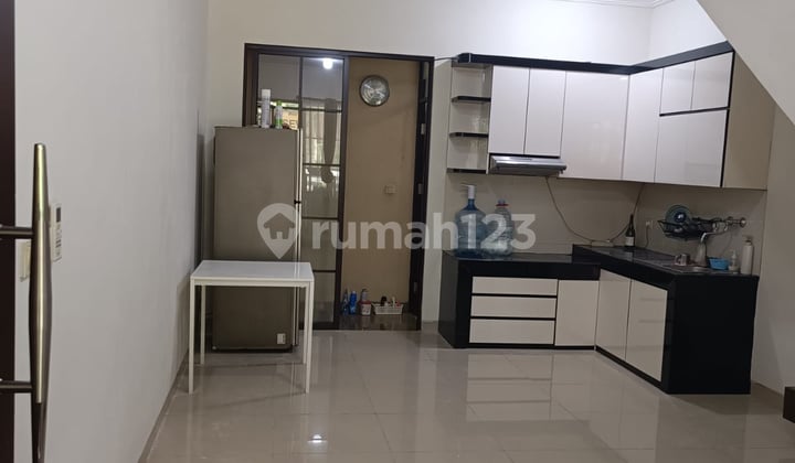 Rumah Siap Huni Rapi Semi Furnished 2 Lantai 4X12 KT 2 Carport Kanopi Canopy Ac Dipan Lemari Nyaman Dekat Grand Lucky Dekat Tol Dekat Sekolah St Saint John Dekat Metland di Cluster East Asia Green Lake City Cipondoh Tangerang