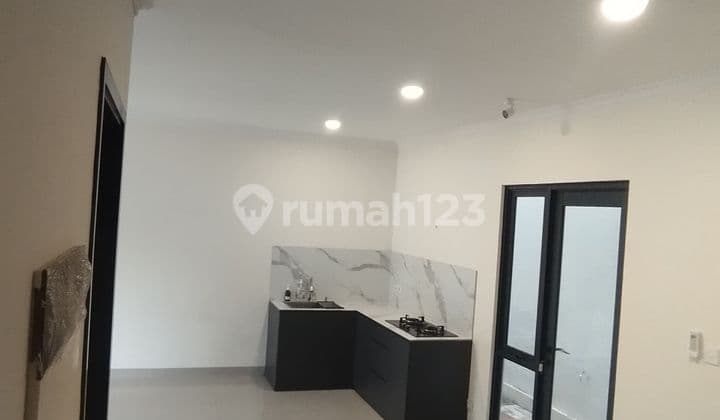 Rumah Attic Nyaman Selangkah Ke Kolam Renang Semi Furnished Kitchen Set Kompor 3kt+attic Di Leonora Gading Serpong