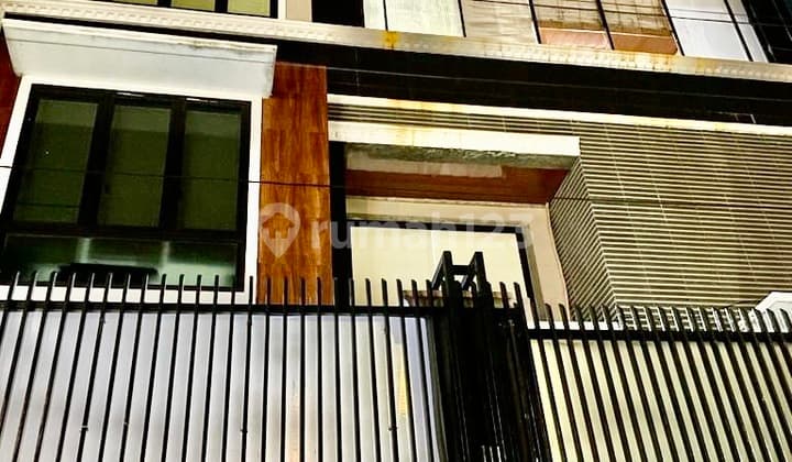 Stand-Alone Building High Super Strong Ceiling 3 Floors 10x15 Suitable for Office / Residence in Bojong Indah Cengkareng