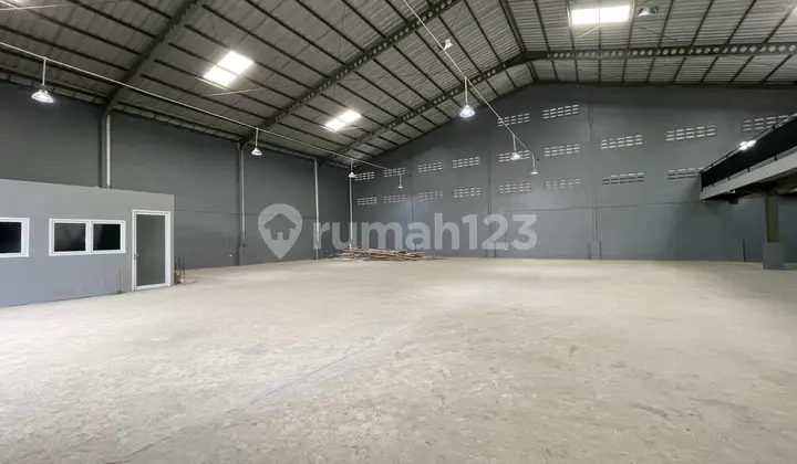 Neat and Ready-to-Use Warehouse 996M2 with Office and Employee Mess, Fits 40-Foot Container, on DPR Plot in Cipondoh, Tangerang, near Alam Sutera and Green Lake City Toll.