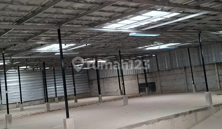 Neat Warehouse, can fit 40-foot container, ready to use, 540 sqm, located on main road near Green Lake City, Alsut, Alam Sutera, flood-free, in Kavling Kav DPR Cipondoh Hasyim Ashari, Tangerang.