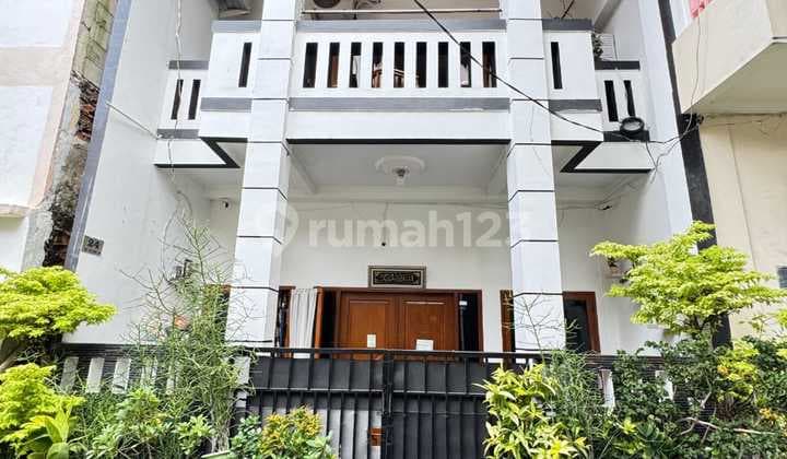 dijual rumah cantik 2 lantai siap huni di jakarta lokasi strategis