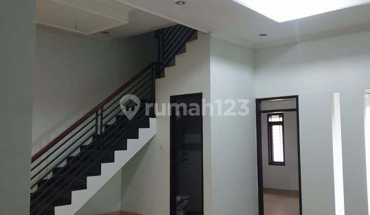 Jual Rumah 2 Lantai SHM Bagus di Singgasana Pradana Bandung