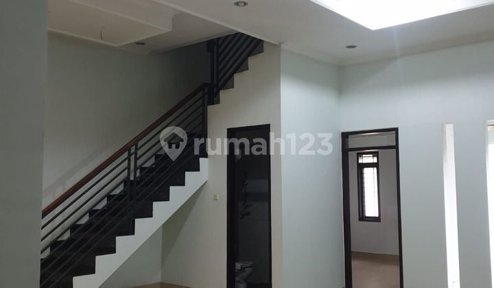 Jual Rumah 2 Lantai SHM Bagus di Singgasana Pradana Bandung