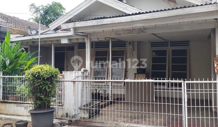 House Price B U. Needs Cheap Renovation in Bumi Bintaro Permai.