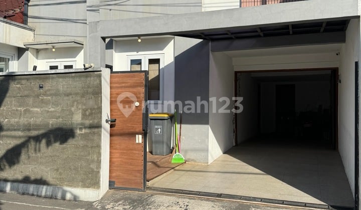 Rumah Bagus 3 Lantai Siap Huni di Tanjung Barat Jakarta Selatan