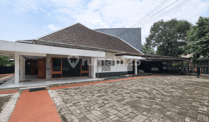 For Rent Classic Corner House Suitable for Office Clinic in Kebayoran Baru