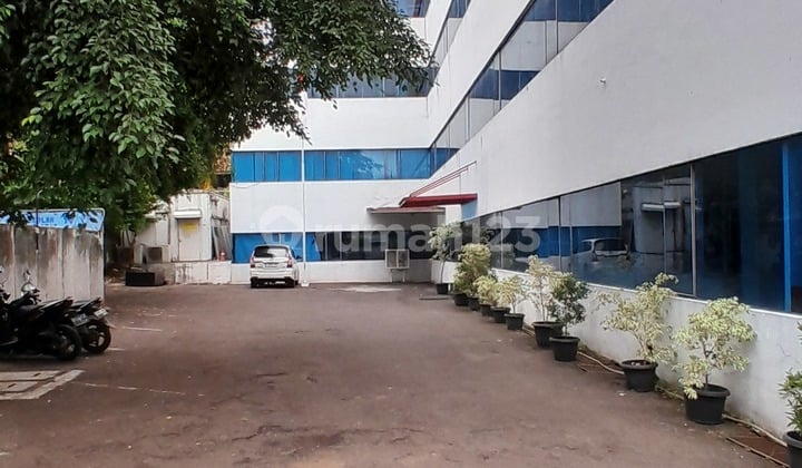For Sale Ex-Campus Building Prime Location Ideal for Investors