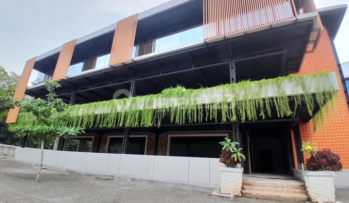 Dijual Gedung Strategis 3 LT Modern Industrial Dekat Kemang