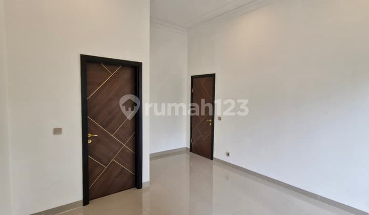 Rumah Luas Mewah di Tomang, Jakbar 313 M², Lokasi Strategis, Rp 17 M Nego