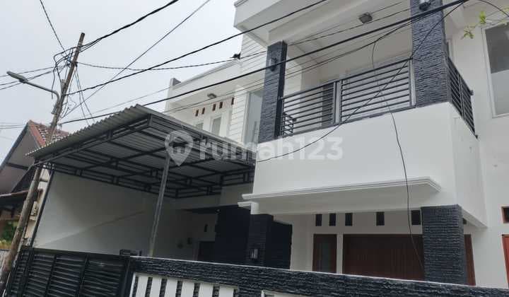 Di Sewakan Rumah Bagus dan Bersih Jalan 1 Mobil Longgar Bebas Banjir Tebet Dalem Jakarta Selatan