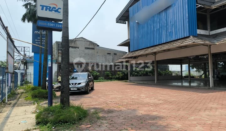 Bangunan Komersial Di Jalan Raya Serpong