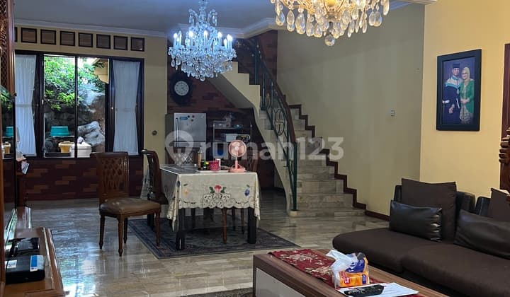 Rumah Dijual di Jalan Camar Bintaro Sektor 3 Dua Lantai Terawat