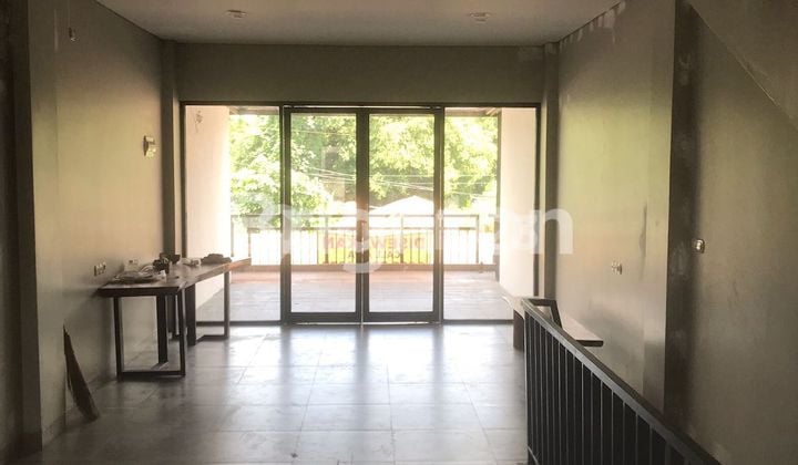 RUKO 3 LANTAI ADA BALCON DAN ROOFTOP PINGGIR JALAN RAYA DEKAT KULINER