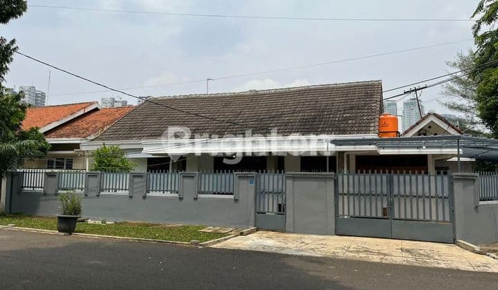 RUMAH LAMA TERAWAT DAN RAPI LOKASI STRATEGIS DEKET MALL GANDARIA CITY