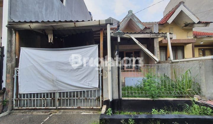 RUMAH BUTUH RENOVASI MURAH LOKASI STRATEGIS DEKAT GRAHA RAYA