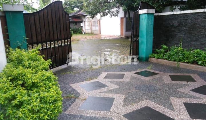 RUMAH LAMA DENGAN HALAMAN LUAS PINGGIR JALAN RAYA