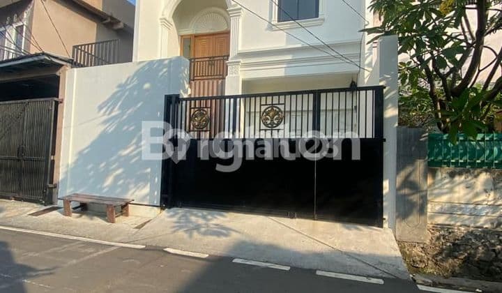 NEWLY RENOVATED HOUSE IN KEBAYORAN LAMA STRATEGIC LOCATION