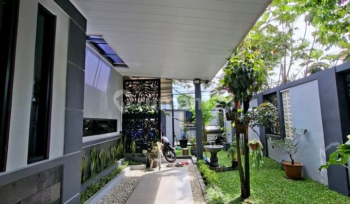 Jarang Ada Rumah Mewah dan Asri Posisi Hoek Siap Huni di Taman Kopo Indah 3