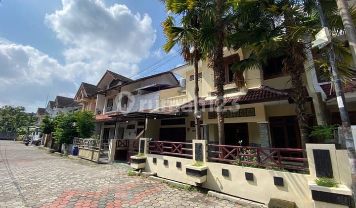 Rumah Dua Lantai Dalam Kota Dekat Tugu Jogja Dalam Perumahan