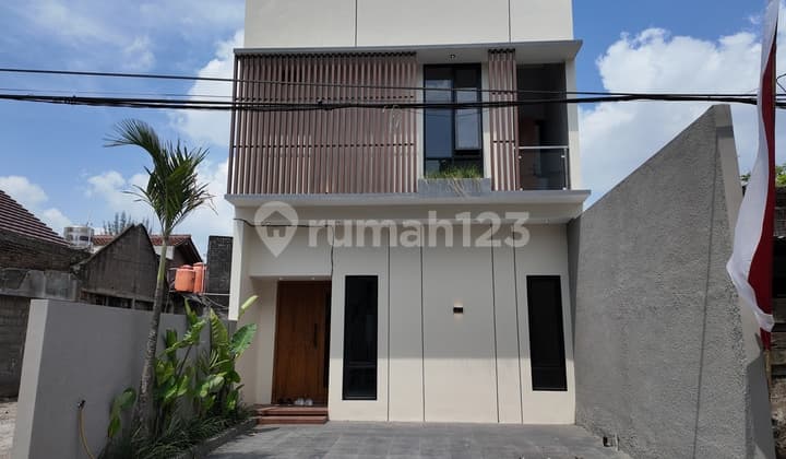 15 Menit ke Kampus UPN Rumah Modern Kontemporer Maguwoharjo