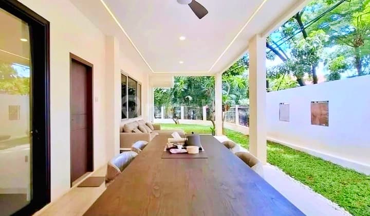 For Sale Beautiful House Hook Position in Kebayoran Baru Area