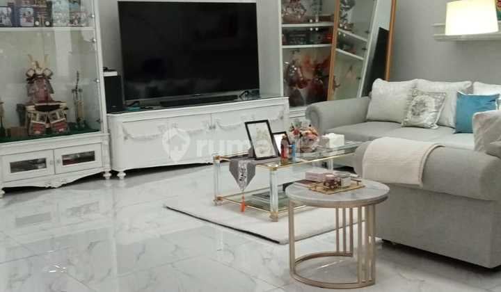 Rumah Green Garden Dilengkapi Kolam Renang Jakarta Barat