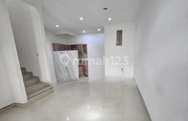 East-facing Sunter House