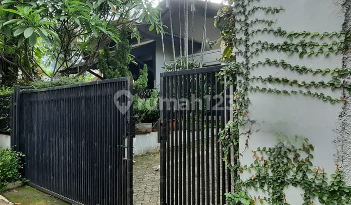 Rumah dengan Kolam Renang di Jaya Mandala Menteng Dalam, Tebet