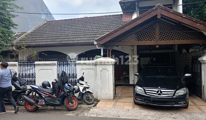 Rumah Lama 1.5 Lantai Dekat PI di Praja Dalam Kebayoran Lama