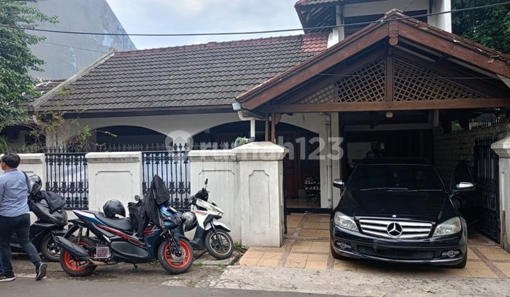 Rumah Lama 1.5 Lantai Dekat PI di Praja Dalam Kebayoran Lama