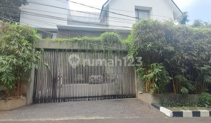 Rumah Mewah Hoek 3lt Dengan Kolam Renang Di Taman Radio Dalam